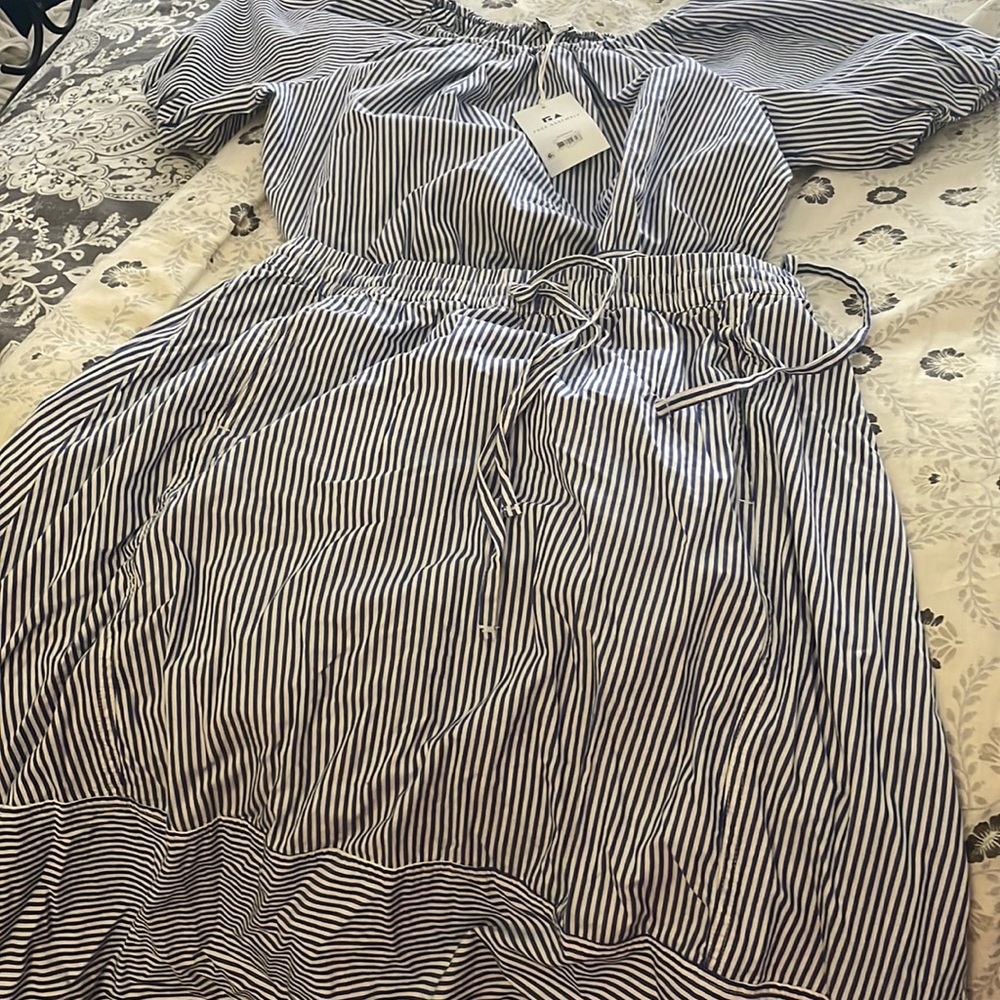 Free Assembly two piece set sz md
